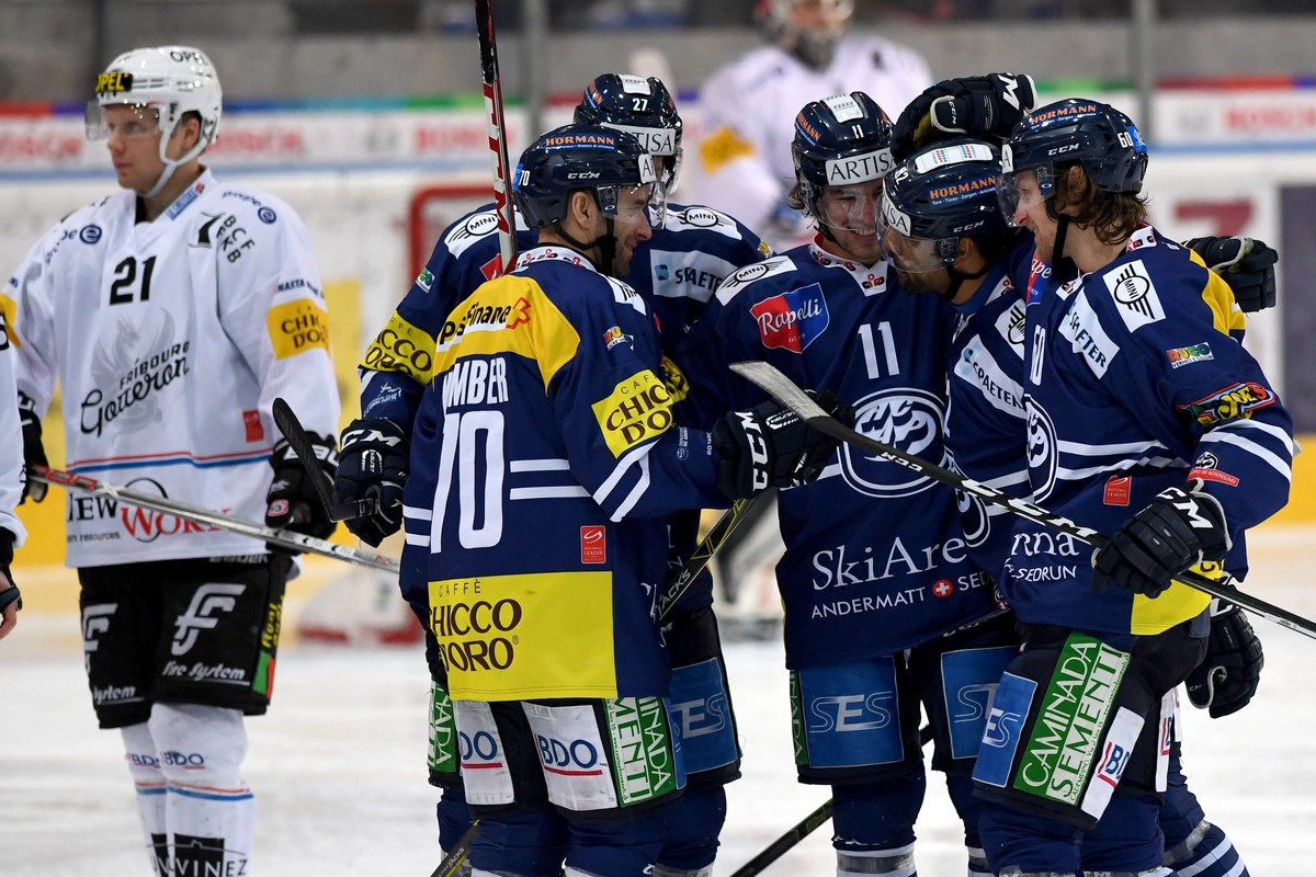 Ambri's Michael Ngoy, center, celebrates the 4 - 3 goal with his teammates, during the preliminary round game of National League A (NLA) Swiss Championship 2016/17 between HC Ambri Piotta and Fri ...