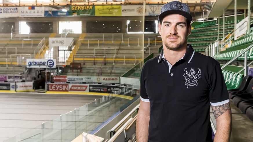 Reto Berra, neuer Torhueter des HC Fribourg-Gotteron, posiert in der BFC-Arena nach einer Medienkonferenz des HC Fribourg-Gotteron in Fribourg, am Freitag, 28. April 2017. (KEYSTONE/Thomas Hodel)