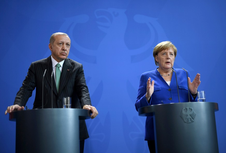 epa07054013 Turkish President Recep Tayyip Erdogan (L) and German Chancellor Angela Merkel during a press conference in Berlin, Germany, 28 September 2018. Erdogan comes to Germany for an official sta ...