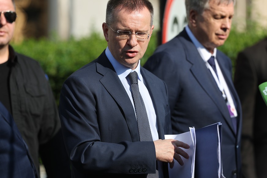 epa12151141 Vladimir Medinsky (C), head of the Russian delegation, delivers a statement to press after the second meeting between Russian and Ukranian delegations for peace talks in Istanbul, Turkey,  ...
