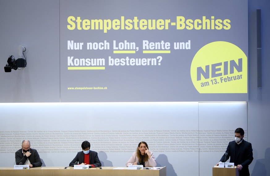 Jacqueline Badran, Nationalraetin SP (ZH), Vize-Praesidentin SP Schweiz, zweite-rechts, spricht an der Seite von Pierre-Yves Maillard, Nationalrat SP (VD), Praesident SGB, Samuel Bendahan, Nationalrat ...