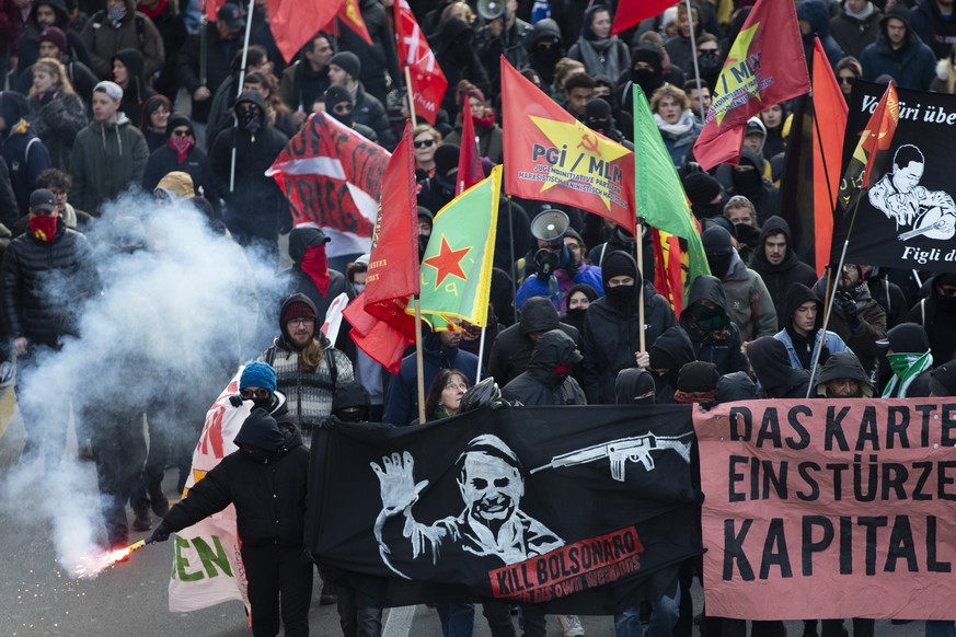 epa07300673 Protesters carry a banner with the words &quot;Kill Bolsonaro with his own weapons&quot; during a demonstration against the World Economic Forum (WEF) in Bern, Switzerland, 19 January 2019 ...