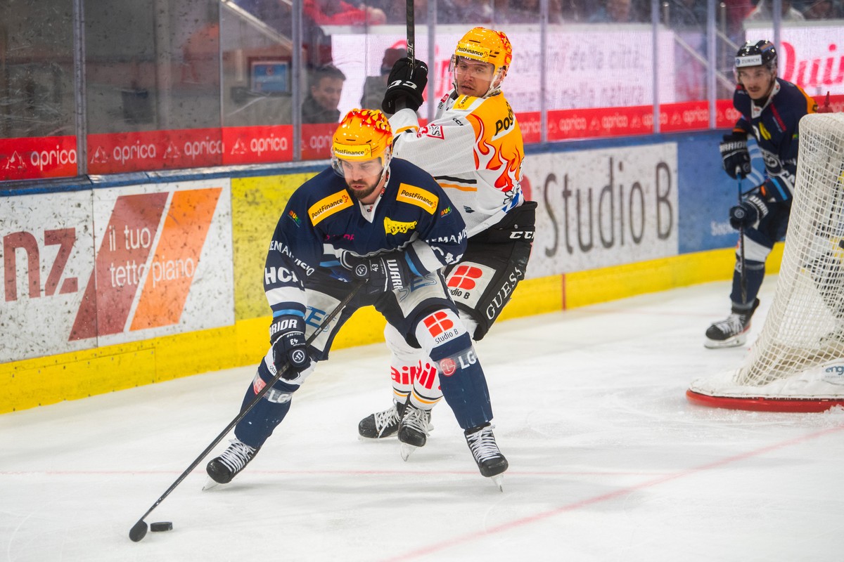 Ambris PostFionance TopScorer Michael Spacek left, fight for the puck with Luganos PostFinance TopScorer Calvin Tuerkauf right, during the preliminary round game of National League A (NLA) Swiss Champ ...