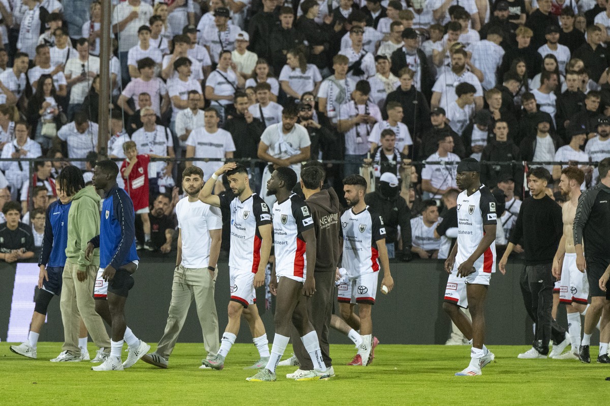 Die Mannschaft des FC Aarau ist bei den Fans nach der Niederlage beim Super League und Challenge League Barrage R�ckspiel zwischen dem FC Aarau und den Grasshoppers vom Freitag, 30. Mai 2025 in Aarau. ...