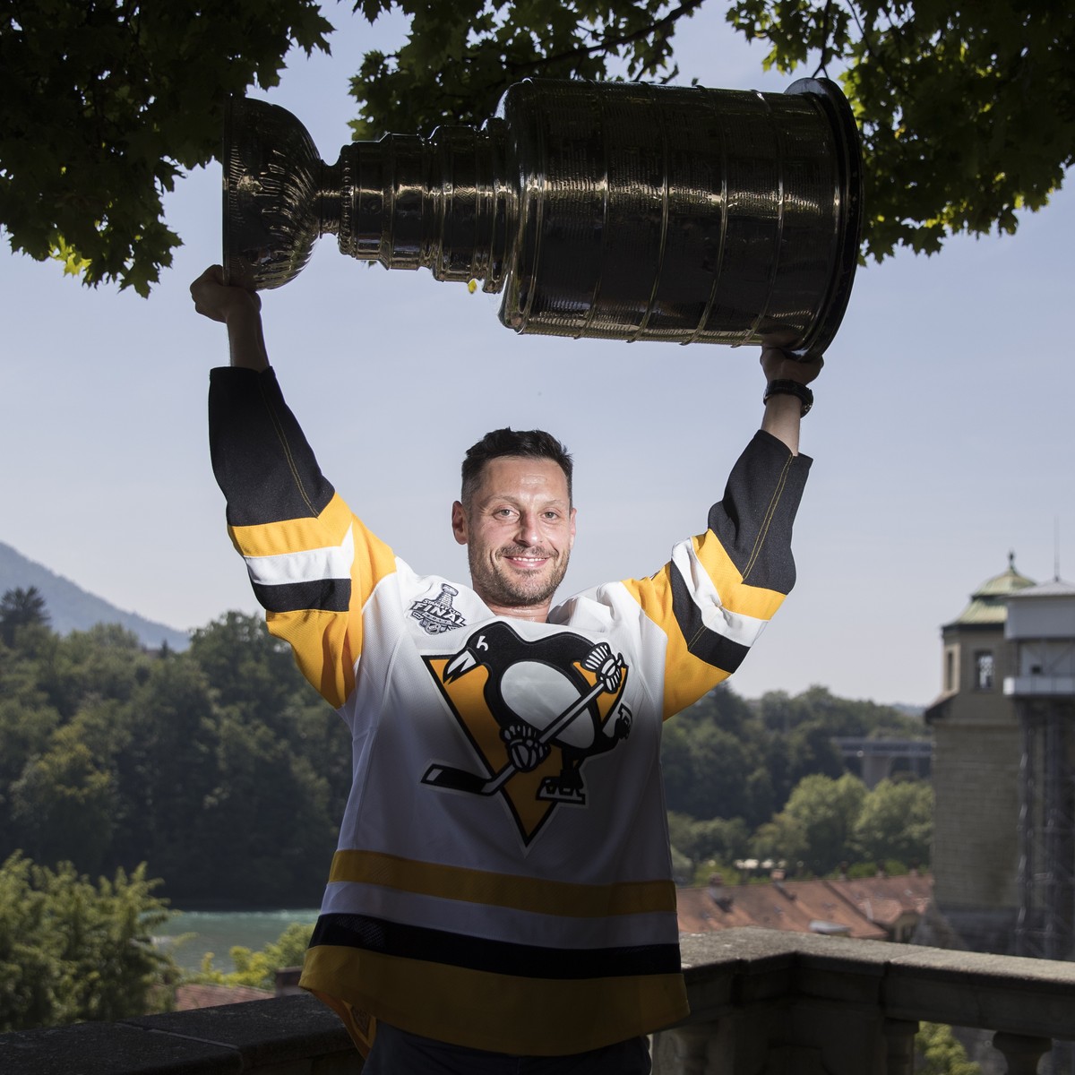 ARCHIVBILD ZUM RUECKTRITT VON MARK STREIT --- Switzerland's Mark Streit poses with the Stanley Cup trophy in Bern, Switzerland, August 2, 2017. Streit won the trophy with the Pittsburgh Penguins  ...