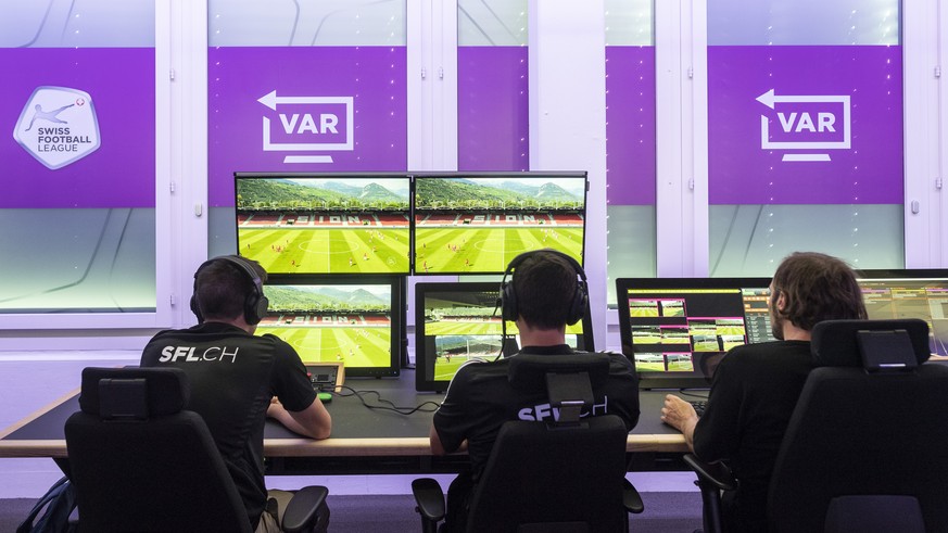 Blick in die Raeumlichkeiten anlaesslich der Praesentation zur diesjaehrigen Einfuehrung des Video Assistant Referee, VAR, in der Raffeisen Super League, aufgenommen am Mittwoch, 17. Juli 2019 in Volk ...