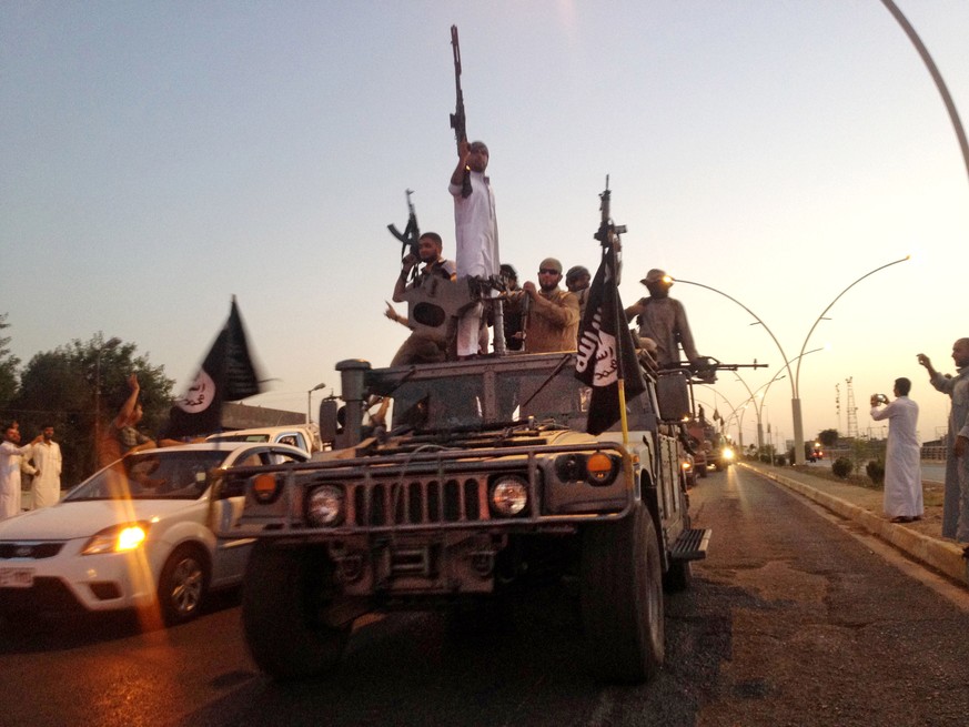 Juni 2014: IS-Kämpfer fahren durch eine Hauptstrasse in Mossul.