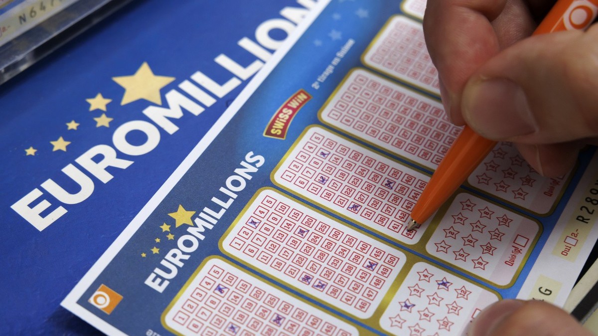 Un homme coche des numeros sur des bulletins de l' Euro Millions de la Loterie Romande dans le kiosque de Josephine, ce lundi 16 octobre 2023 a Cheseaux-sur-Lausanne pres de Lausanne. (KEYSTONE/S ...