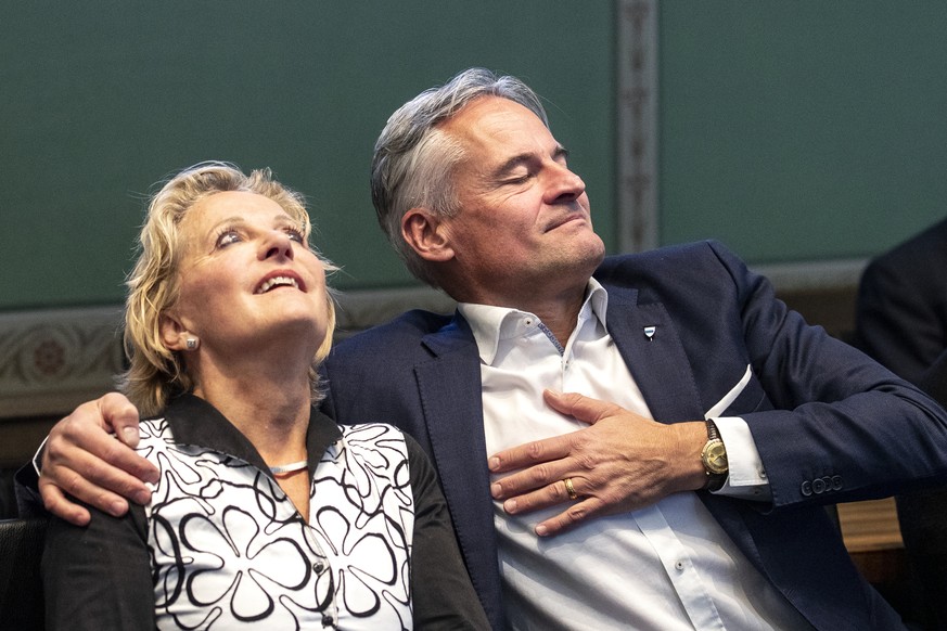 Matthias Michel und seine Frau Christina warten auf das Wahlergebnis während des 2. Wahlgangs in Zug. 