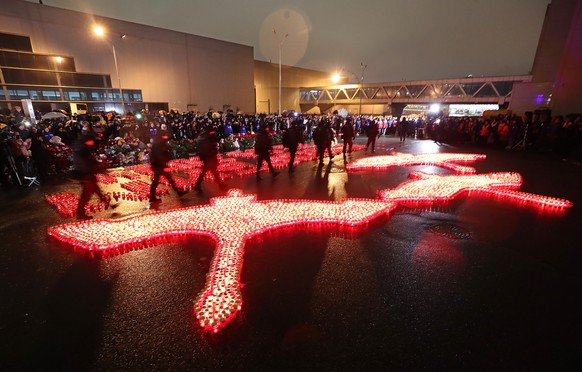 epa11241508 People attend the mourning ceremony in memory of the victims of the terrorist attack at the Crocus City Hall concert venue in Krasnogorsk, outside Moscow, Russia, 24 March 2024. Russia sta ...