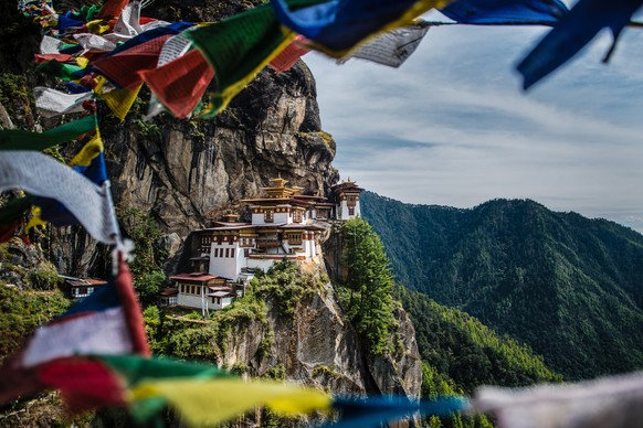 Bhutan: Während im Paro-Tal, der Hauptanlaufstelle für Touristen, im vergangenen Jahrzehnt die Zahl der Hotels verdreifacht wurde, entwickelt sich der Osten des Landes langsamer. Hier gibt es noch Dörfer, in denen Ausländer eine extreme Seltenheit sind, und in familiengeführten Homestays schmeckt der rote Reis mit Chili und Käse besonders gut. 