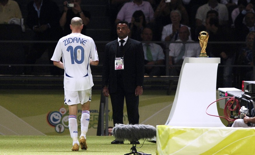Ein ikonisches Foto: Zidane läuft am Pokal vorbei in die Katakomben.