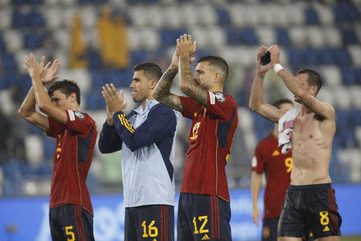 epa10849058 Players of Spain celebrate after their team victory in the UEFA Euro 2024 qualifying Group A soccer match between Georgia and Spain, in Tbilisi, Georgia, 08 September 2023. EPA/DAVID MDZIN ...