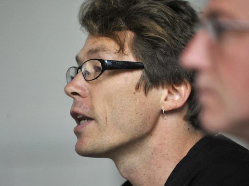 SCHWEIZ GREENPEACE TRINKWASSER
Matthias Wuethrich, Greenpeace, links, und Juerg Wiedemann, Landrat Gruene Baselland, rechts, sprechen im Hinblick auf die Abstimmung vom 13. Juni zu den Baselbieter Tot ...