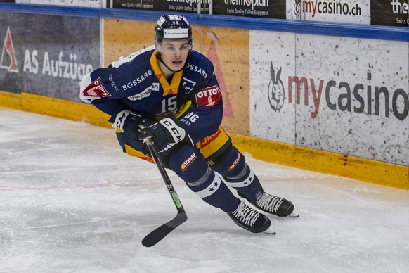 Gregory Hofmann von Zug im Spiel beim Eishockey Qualifikationsspiel der National League zwischen dem EV Zug und dem EHC Biel am Dienstag, 18. Januar 2022 in Zug. (KEYSTONE/Urs Flueeler).