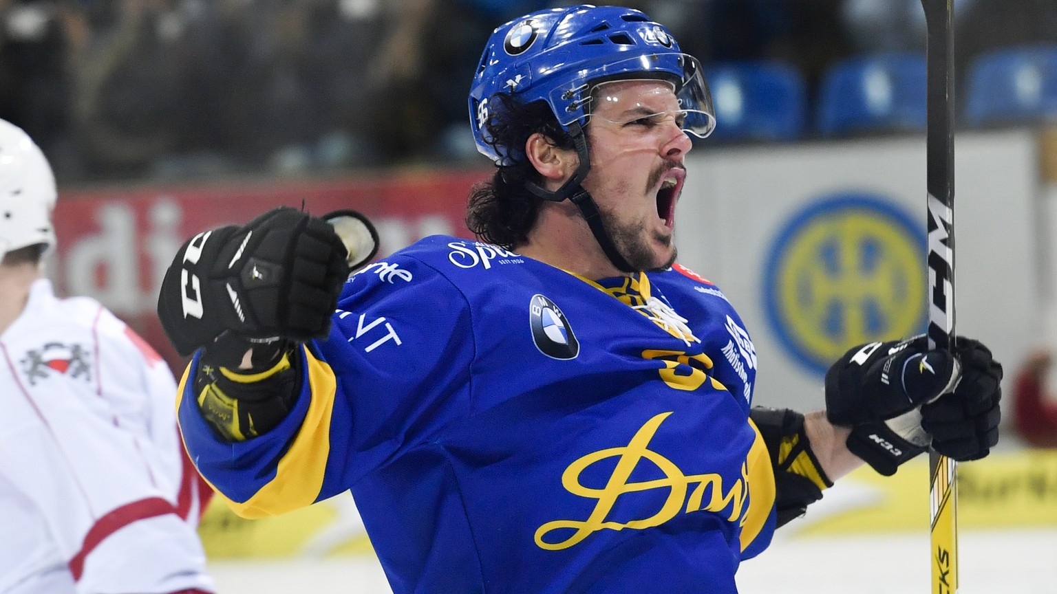 Dino Wieser von Davos, rechts, bejubelt seinen Treffer zum 1-0, neben Jonas Junland von Lausanne, beim zweiten Playoff-Viertelfinalspiel der National League A zwischen dem HC Davos und Lausanne HC, am ...