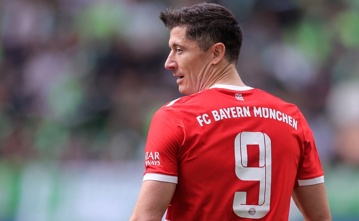 epa09946835 Bayern's Robert Lewandowski reacts during the German Bundesliga soccer match between VfL Wolfsburg and FC Bayern Muenchen in Wolfsburg, northern Germany, 14 May 2022. EPA/FRIEDEMANN V ...