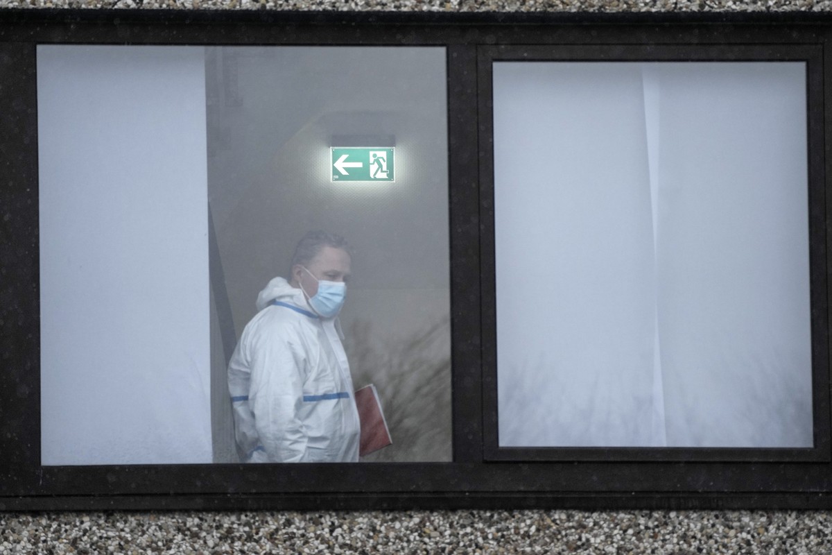 Forensic experts investigates at a Jehovah's Witness building in Hamburg, Germany Friday, March 10, 2023. Shots were fired inside the building used by Jehovah's Witnesses in the northern Ger ...