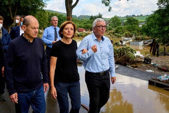 15.07.2021, Rheinland-Pfalz, Bad Neuenahr: Olaf Scholz ( l-r), Bundesfinanzminister und Kanzlerkandidat, Malu Dreyer, Ministerpr�sidentin von Rheinland-Pfalz und Innenminister Roger Lewentz (alle SPD) ...