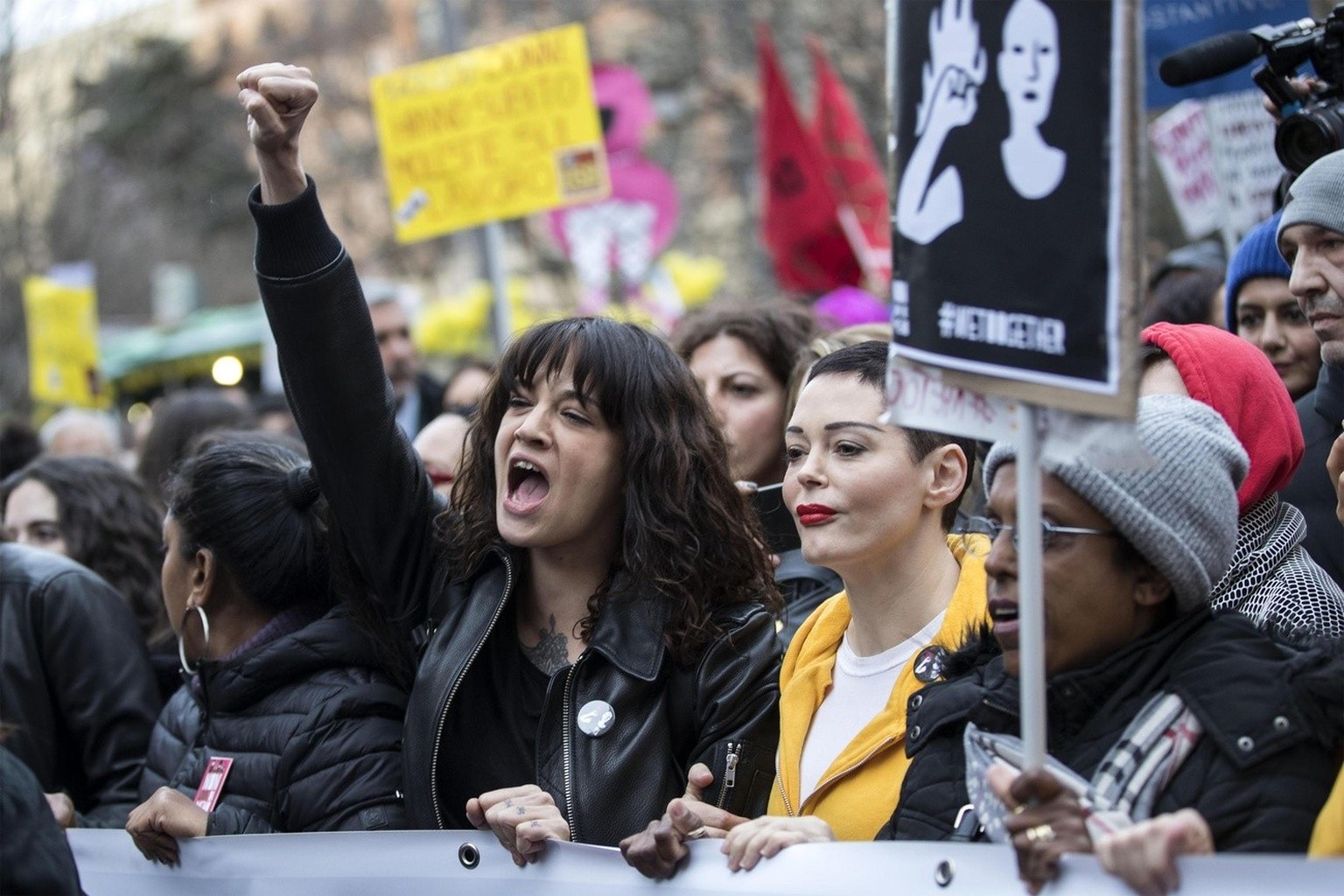 epa06589727 Actresses Asia Argento (C-L) and Rose McGowan (C-R) join a demonstration to mark the International Women&#039;s Day in Rome,Italy, 08 March 2018. Asia Argento, an Italian actress who helpe ...