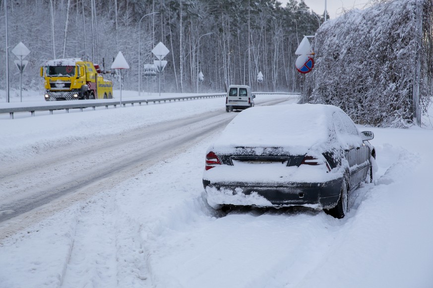 epa12619189 Cars navigate snow covered roads near Olsztyn, northeastern Poland, 31 December 2025. Heavy snowfall continues in the Warmian-Masurian Voivodeship. EPA/Tomasz Waszczuk POLAND OUT