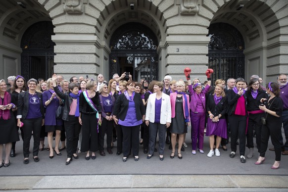 Nationalratspraesidentin Marina Carobbio Guscetti, Mitte links, Bundesraetin Viola Amherd, MItte rechts, und die Nationalraetinnen kommen waehrend einer Unterbrechung im Parlament zu den streikenden F ...