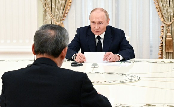 epa11557838 Russian President Vladimir Putin (R) speaks with Chinese Premier Li Qiang during their meeting at the Kremlin in Moscow, Russia, 21 August 2024. EPA/ALEXEI FILLIPOV / SPUTNIK / KREMLIN POO ...