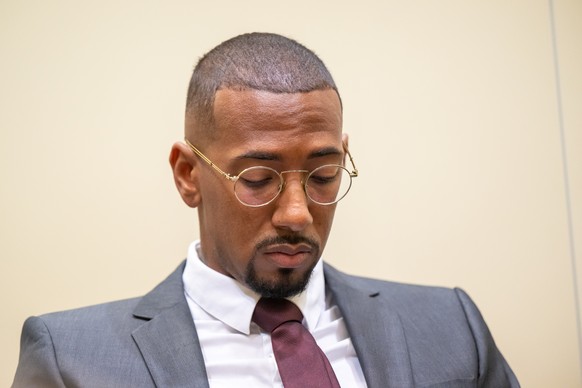 20.10.2022, Bayern, M�nchen: Der Fu�ball-Profi und ehemalige Nationalspieler Jerome Boateng sitzt zu Beginn des Auftakts im Berufungsprozess im Gerichtssaal des Landgerichts M�nchen I. Boateng ist ang ...