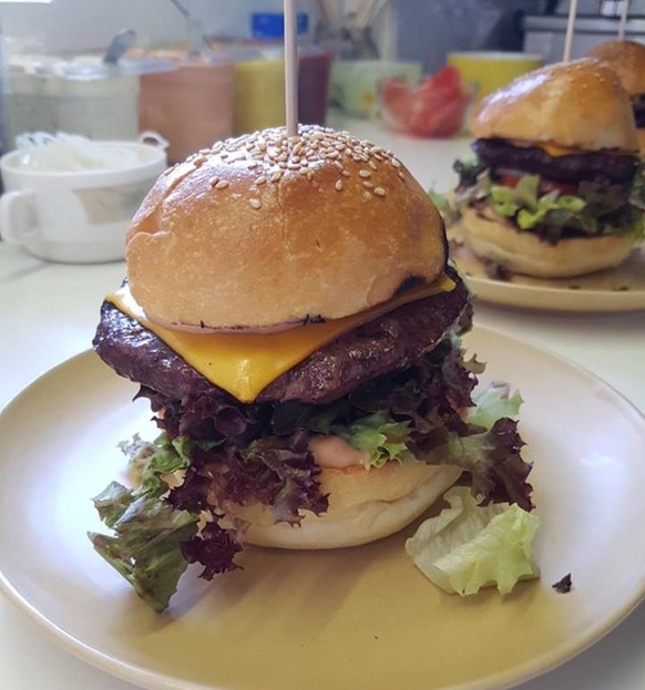 13 total Ã¼bertriebene Hamburger, bei denen man sich fragt, WTF?
Ekelhaft und trotzdem schau ich mir die Sendung (und Ã¤hnliche) gerne an. Ein guter Burger kommt fÃ¼r mich klein daher, explodiert im G ...