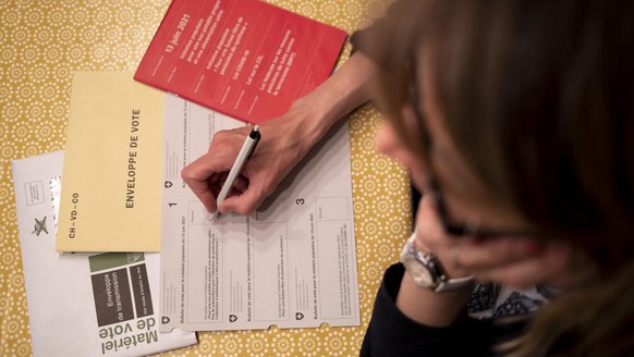 Abstimmung, abstimmungsunterlagen, abstimmungscouvert, abstimmen, eidgenössische wahlen, stimmcouvert, keystone,