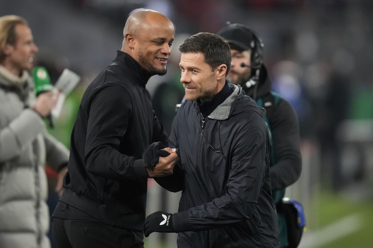 Bayern's head coach Vincent Kompany, left, shakes hands with Leverkusen's head coach Xabi Alonso prior the start of a German Cup round of 16 soccer match between Bayern Munich and Bayer Leve ...