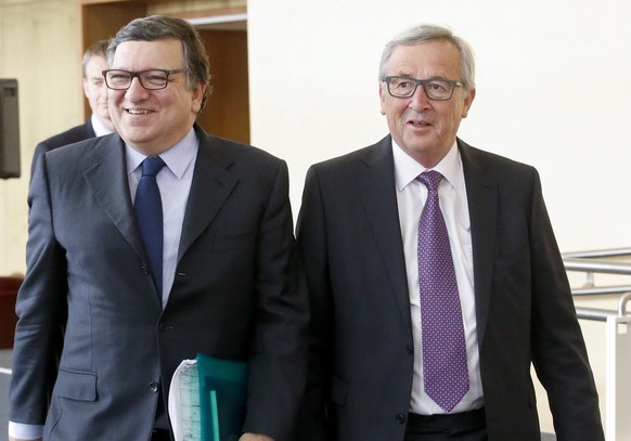 epa04768725 Former European Commission President, Portuguese, Jose Manuel Barroso (L) is welcomed by European Commission President Jean Claude Juncker prior to a meeting the EU Commission headquarters ...