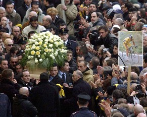 Am 18. Februar 2004 wurde Marco Pantani zu Grabe getragen.