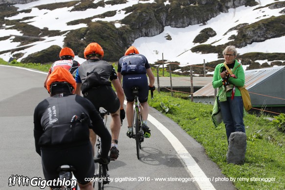 ERSTFELD-LINTHAL, 12.06.2016 - Auf der Veloestrecke ueber 104 km und 2800 Hm von Erstfeld ueber den Klausenpass nach Linthal und zurueck nach Erstfeld am Uerner Suntig am Gigathlon 2016. 

copyright b ...