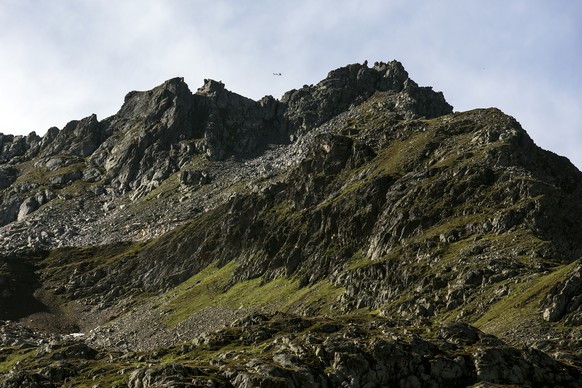 Ein Helikopter sucht im Gebiet Sustenpass nach der vermissten F/A-18, am Dienstag, 30. August 2016, auf dem Sustenpass. Im Gebiet des Sustenpasses wird seit Montagnachmittag gegen 16.30 Uhr eine F/A-1 ...