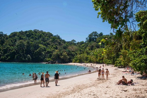 Könnte ein Reise-Tipp der KI sein: Der Strand im Manuel Antonio National Park in Costa Rica.