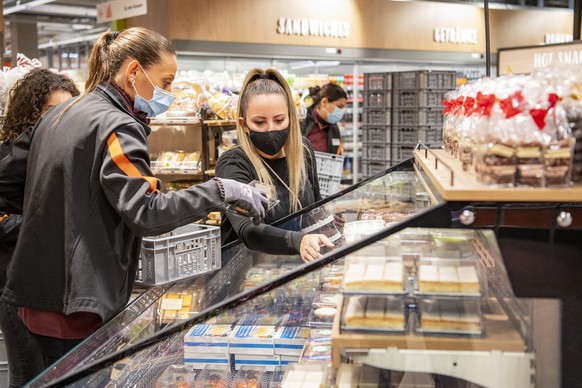 Das Personal der Migros bei den letzten Vorbereitungen anlaesslich der Wiedereroeffnung des Hertizentrums mit 17 Geschaeften, am Donnerstag, 15. Oktober 2020, in Zug. Im Kanton Zug besteht seit letzte ...