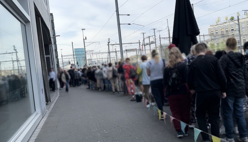 Sie stehen an für Gratis-Produkte: Menschen warten vor der Essensausgabe in Zürich.