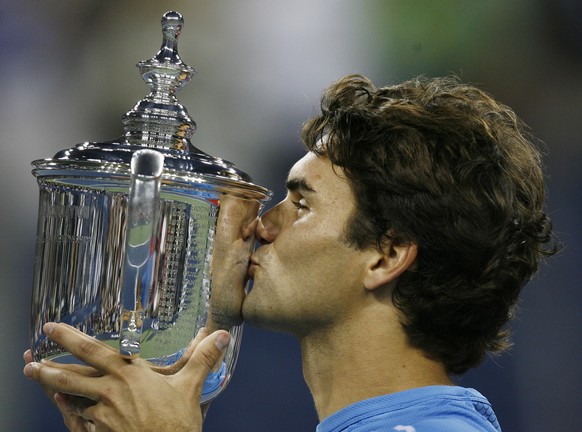 Roger Federer, of Switzerland, kisses the men&#039;s singles championship trophy after defeating Andy Roddick, of the United States, at the US Open tennis tournament in New York, Sunday, Sept. 10, 200 ...