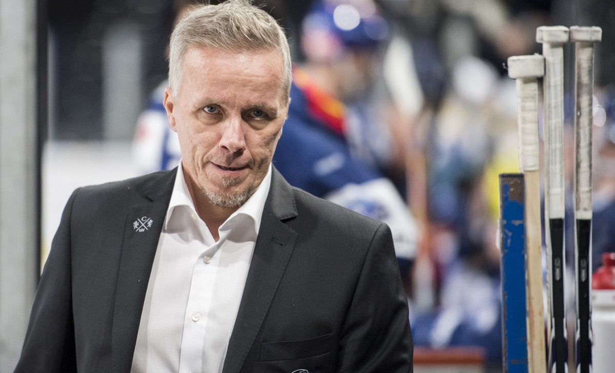 ZSC Headcoach Hans Wallson waehrend dem Eishockey-Meisterschaftsspiel der National League zwischen den ZSC Lions und dem EHC Kloten, am Samstag, 30. September 2017, im Hallenstadion in Zuerich. (KEYST ...