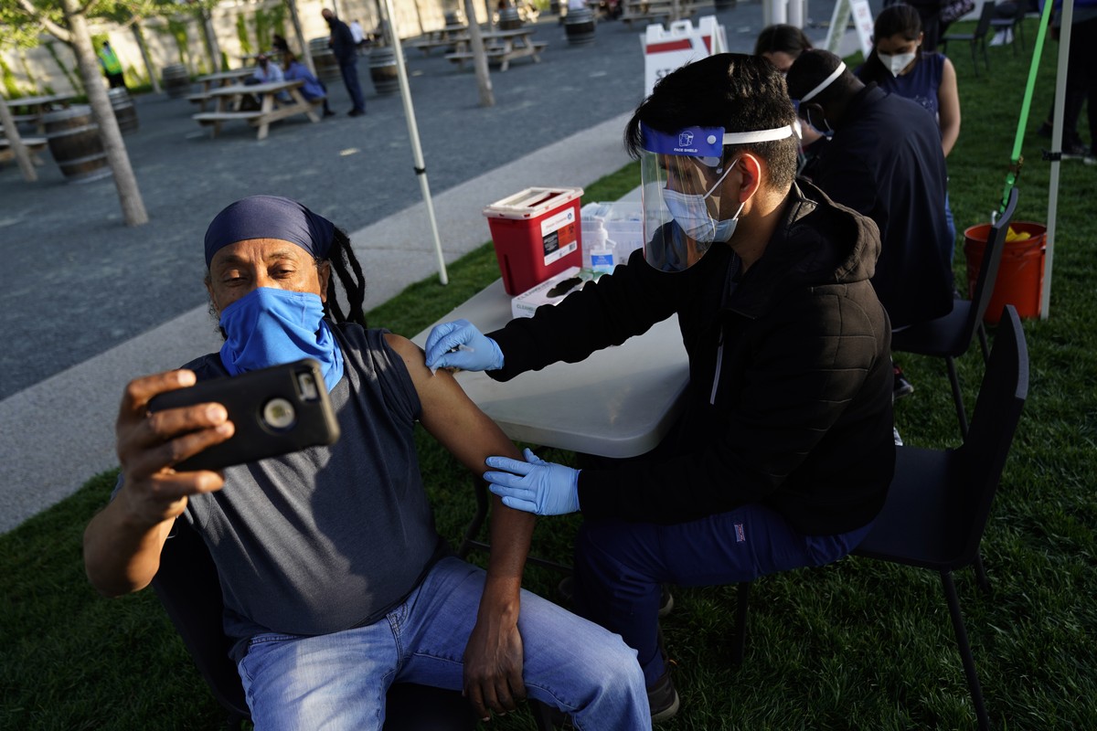 epaselect epa09182121 A member of the public is inoculated with the a dose of the Johnson and Johnson COVID-19 vaccine, during a 'Take The Shot - Get a Beer' event in Washington DC, USA, 06  ...
