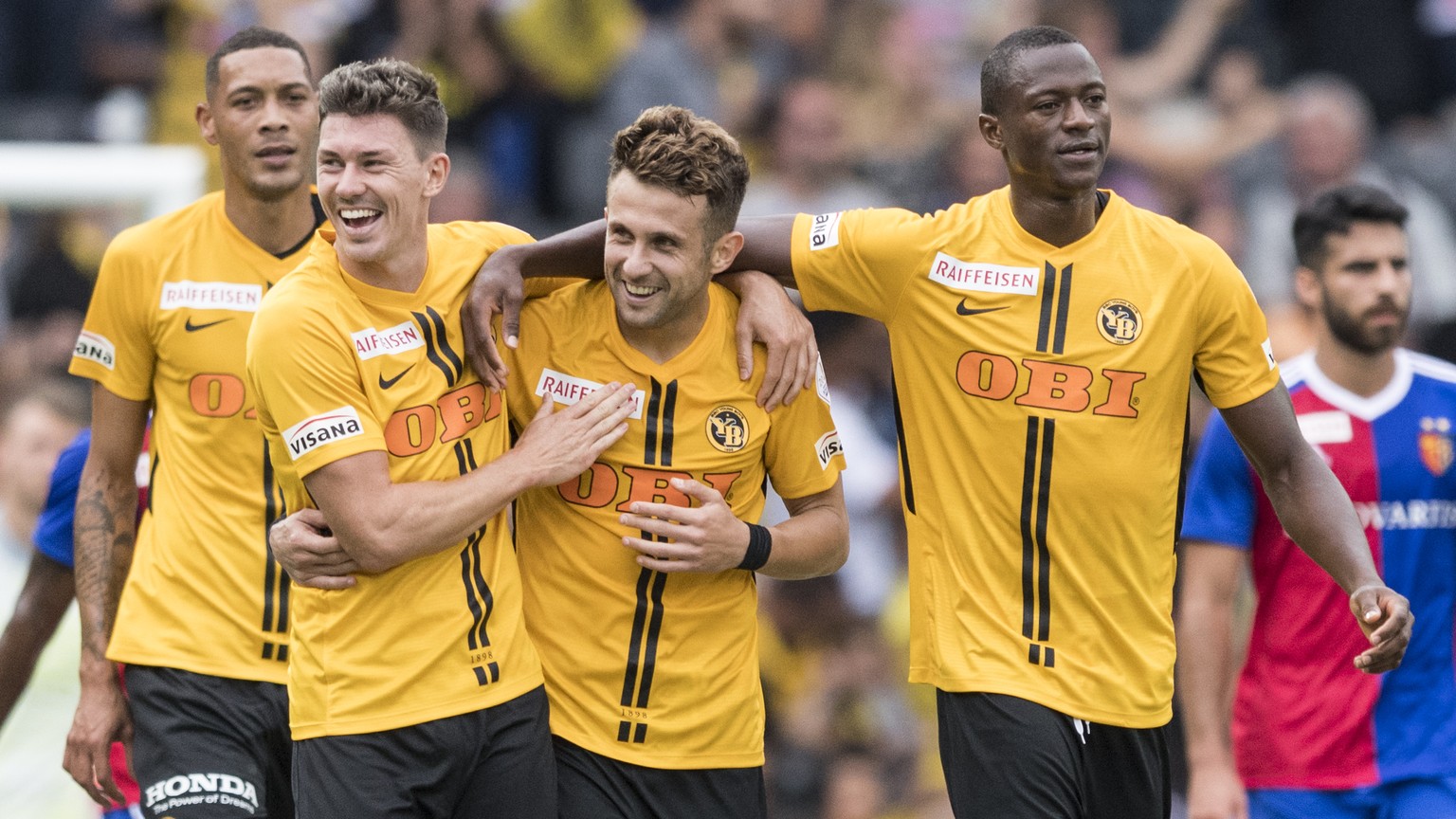 YBs Guillaume Hoarau, Christian Fassnacht, Torschuetze Miralem Sulejmani und Mohamed Ali Camara, von links, jubeln nach Sulejmanis Tor zum 2:0, beim Fussball Meisterschaftsspiel der Super League, des  ...