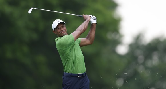 epa09961880 Tiger Woods of the US hits from the fairway on the seventh hole during the second round of the 2022 PGA Championship golf tournament at the Southern Hills Country Club in Tulsa, Oklahoma, USA, 20 May 2022. The PGA Championship runs from 19 May through 22 May. EPA/TANNEN MAURY EPA-EFE/TANNEN MAURY