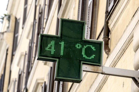 epa06122807 A thermometer marks 41 degrees Celsius in Spain Square, in Rome, Italy, 03 August 2017. Temperatures are expected to reach 35-40 degrees Celsius during the day, according to weather report ...