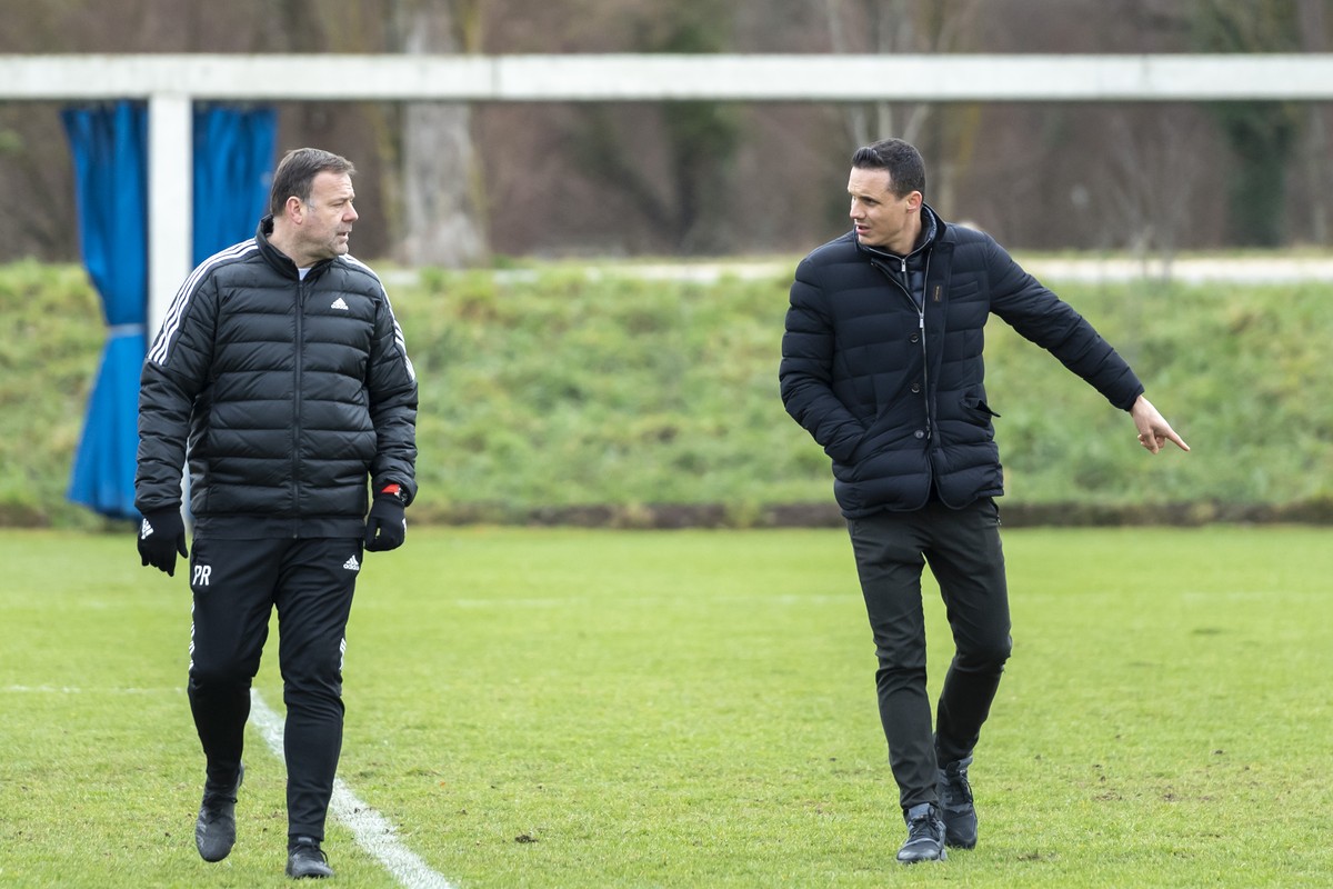 Cheftrainer Patrick Rahmen, links, und David Degen, VR-Praesident FC Basel Holding AG und Vizepraesident FC Basel 1893 AG, nach dem Training des FC Basel in Basel, am Donnerstag, 6. Januar 2022. (KEYS ...