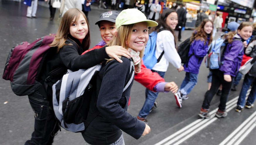 Glueckliche Kinderaugen einer 4. Klasse aus Oetwil an der Limmat bei ihrer Durchreise im Zuercher Hauptbahnhof am Dienstag, 16. Juni 2009, anlaesslich ihrer Schulerreise mit Ziel Planetenweg auf dem U ...