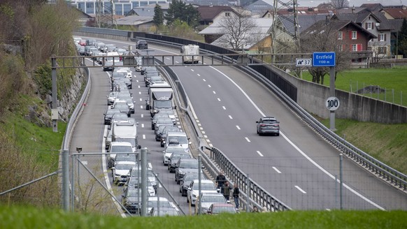 Der Reiseverkehr staut sich bei Erstfeld im Kanton Uri in Richtung Sueden vor dem Gotthard- Tunnel zwischen Gueschenen und Amsteg auf mehrere Kilometer, am Freitag, 7. April 2023 in Wassen. Die Kanton ...