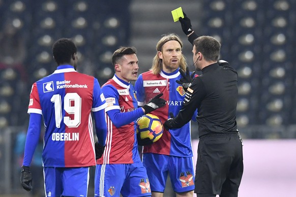 Schiedsrichter Stefan Klossner, rechts, zeigt Basels Taulant Xhaka, 2. von links, die gelbe Karte, neben den Baslern Dimitri Oberlin, links, und Michael Lang im Schweizer Fussball Cup Halbfinalspiel z ...