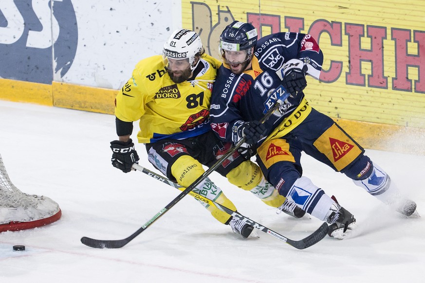 Berns Thomas Ruefenacht, links, kaempft um den Puck gegen Zugs Raphael Diaz, rechts, im sechsten Eishockey Playoff Finalspiel der National League A zwischen dem EV Zug und dem SC Bern am Montag, 17. A ...