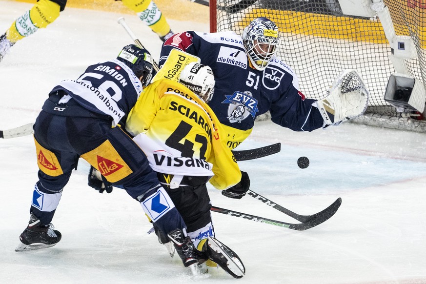 Zugs Dario Simion, Berns Gregory Sciaroni und Zugs Torhueter Tobias Stephan, von links, beim Tor zum 2-3 in der Verlaengerung im zweiten Eishockey Playoff-Finalspiel der National League zwischen dem E ...